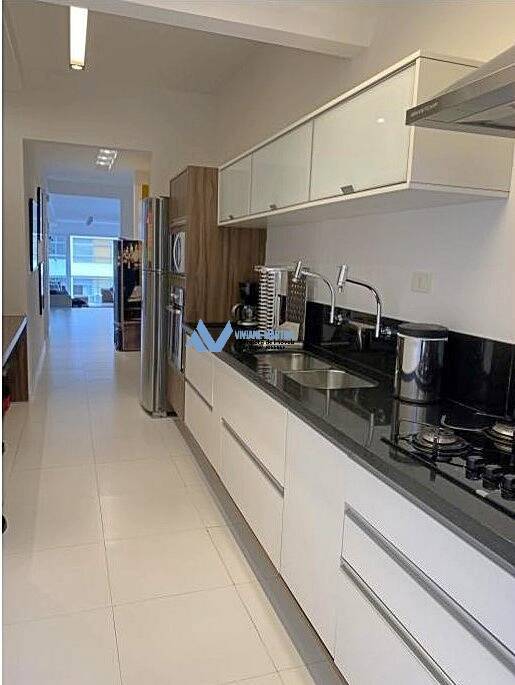 Apartamento à venda com 3 quartos, 158m² - Foto 6